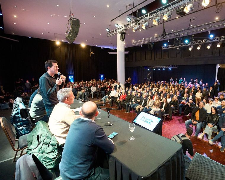Wado de Pedro dando inicio a la reunión del Frente Renovador Foto: Prensa Frente Renovador