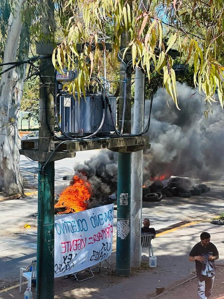 Neumáticos quemados en los ingresos a la ciudad de Pinamar. Foto: Twitter Martín Yeza