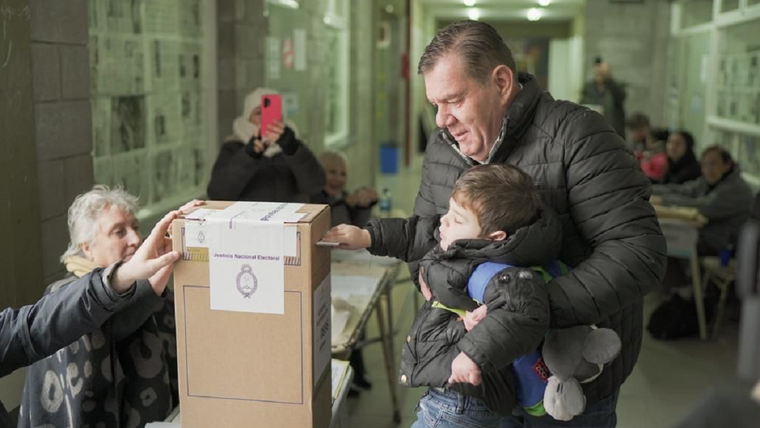 Montenegro junto a Tomás, su hijo menor, en plena votación Foto: Prensa MGP