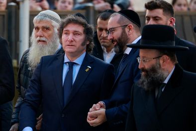 MDZol | El presidente Javier Milei, emocionado en el Muro de los Lamentos Foto: NA