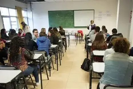 Las razones que da la DGE para cerrar CCT y juntar cursos en las escuelas. Las razones que da la DGE para cerrar CCT y juntar cursos en las escuelas.