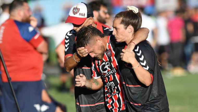 Brandan es retirado de la cancha tras la agresión. Foto: Télam