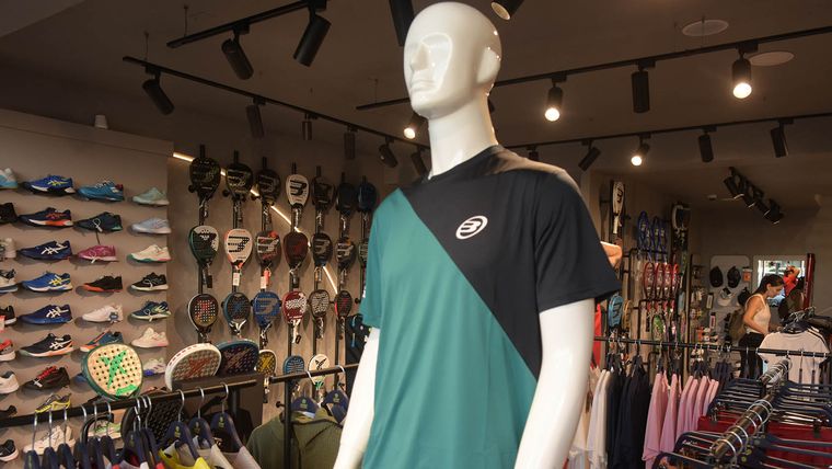 Los mendocinos compran todo para el pádel en Chile: ¡vendedores sorprendidos por tanta afluencia! Los mendocinos compran todo para el pádel en Chile: ¡vendedores sorprendidos por tanta afluencia!