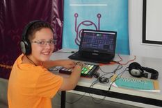 Talleres para los adolescentes en programación y desarrollo de videojuegos.