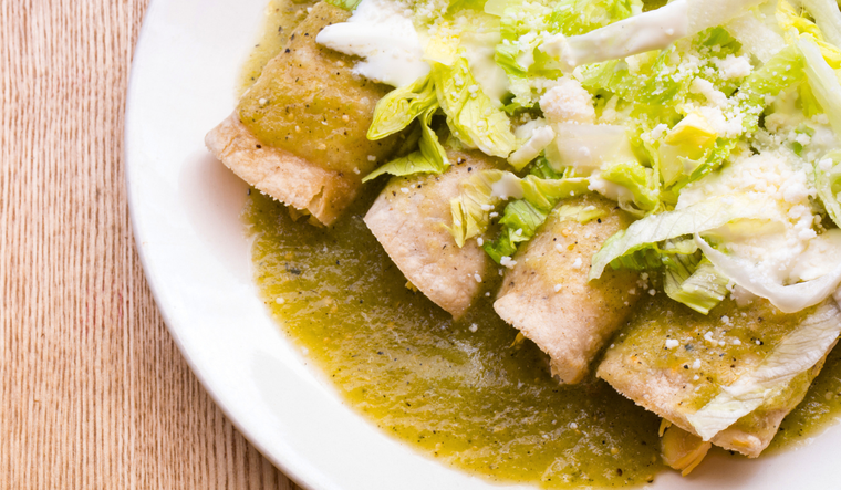 Originalmente, esta receta se preparaba sin pollo, solo con salsa y tortillas. Originalmente, esta receta se preparaba sin pollo, solo con salsa y tortillas.