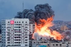Las fuerzas de Israel contraatacan la ciudad de Gaza luego de declararse en estado de guerra por la ofensiva del Hamas Foto: NA REUTERS Mohammed Salem