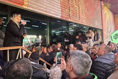 Adriana Iranzo, secretaria adjunta de ATE, denunció una reforma laboral por parte del Gobierno de Cornejo a un grupo de estatales. Adriana Iranzo, secretaria adjunta de ATE, denunció una reforma laboral por parte del Gobierno de Cornejo a un grupo de estatales.