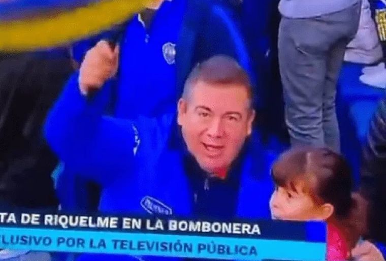 Miguel Abbondándolo con la bandera de Boca.