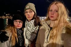 Hulda Hrund trabaja con sobrevivientes de violencia de género para construir un futuro mejor para sus hijas, quienes aparecen con ella en la fotografía. Foto: BBC News