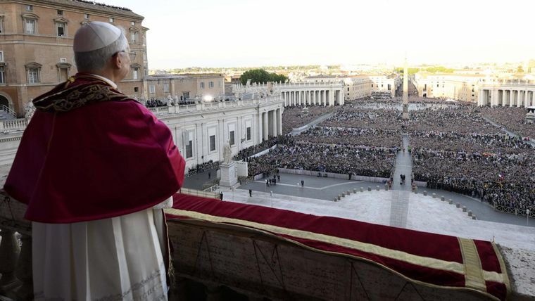 El papa León XIV ante la Plaza San Pedro por primera vez Foto: EFE