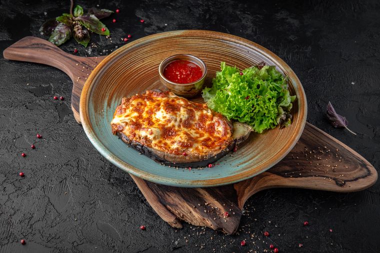 La receta de berenjenas rellenas de carne picada tiene raíces mediterráneas, especialmente en Italia, Grecia y Turquía. La receta de berenjenas rellenas de carne picada tiene raíces mediterráneas, especialmente en Italia, Grecia y Turquía.