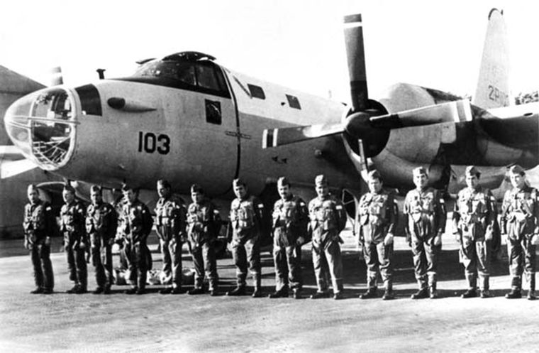 El avión Neptune y su tripulación, antes de partir. Foto: Irizar.org