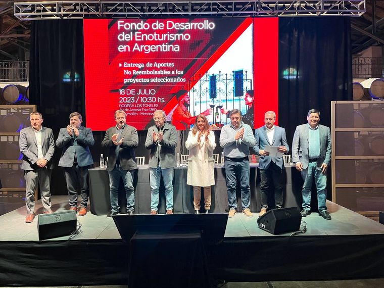 Entrega de  Aportes No Reembolsables del Fondo de Desarrollo del Enoturismo. Foto: Twitter Gabriela Lizana
