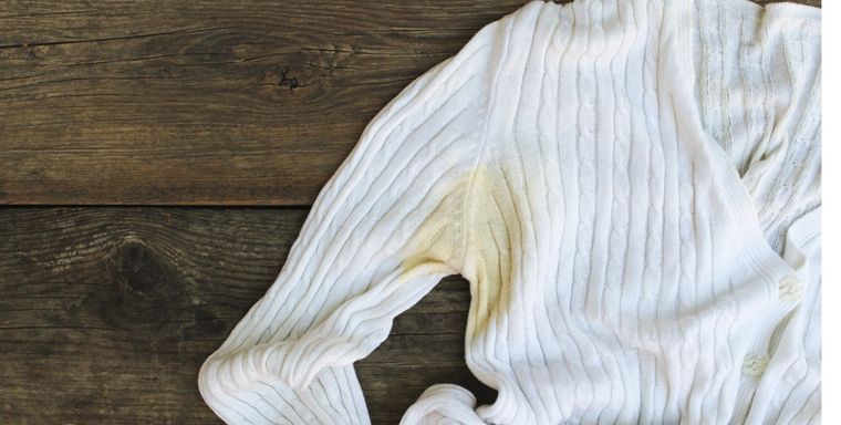 La transpiración puede dejar manchas en la ropa cuando se seca o no se lava rápidamente Foto: Shutterstock