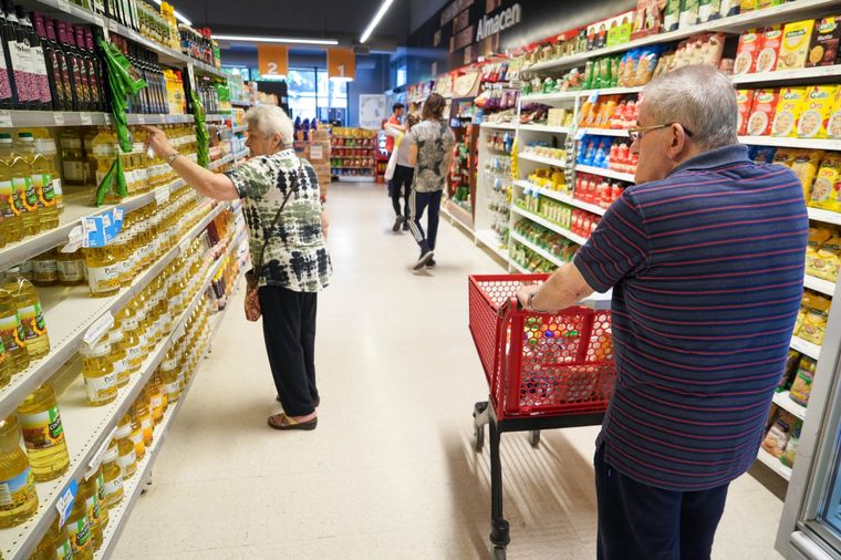En la última semana se observó una ralentización de las subas de alimentos y bebidas, pero igual con nivel elevado en lo que va del mes. Foto: NA