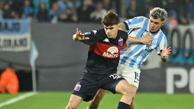 Santiago López, delantero de Tigre, cubre la pelota ante la marca de Gastón Martirena, lateral de Racing.&nbsp;