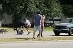 El momento en que el carnicero agredía con un cuchillo a un hombre que estaba en el suelo Foto: Captura de video