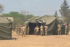 Personal del Ejército Argentino se desplegó esta tarde en Capilla del Monte para acompañar a los bomberos en su lucha contra los incendios. Foto: Gentileza Luis Tortolo