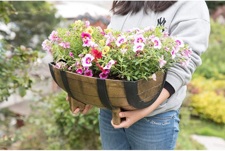 Foto: Diamong Home - https://diamondhomeusa.com/products/ukn-rustic-wood-look-plastic-half-barrel-flower-pot-garden-planter-pack-2-brown-round