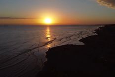 Monte Hermoso es uno de los destinos de la Costa Atlántica con las playas más extensas y el mar más templado.