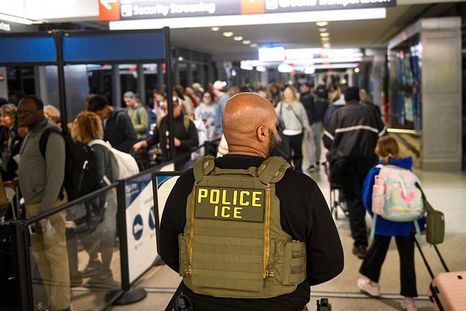 Organizaciones proinmigrantes y abogados de inmigración señalan un aumento de detenciones en aeropuertos, incluidos casos de personas con visas vencidas pero con procesos migratorios abiertos.