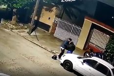 La pareja esperaba para comprar un celular La pareja esperaba para comprar un celular