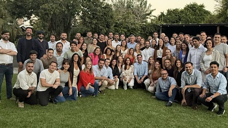 Reunión en el PRO entre Mauricio Macri y dirigentes jóvenes del partido. Foto: Cuenta de X @proargentina