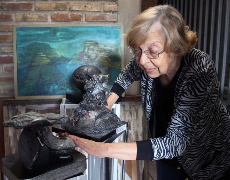 Elvira Gutiérrez en su atelier mostrando algunas de sus obras Foto: Gentileza Municipalidad de Guaymallén