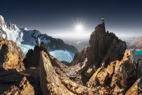 Climbing (ascenso) al Fitz Roy, fotografía del italiano Alessandro Cantarelli (en la foto aparece un andinista en la cumbre de esta montaña). Créditos: 15th Epson International Pano Awards. Climbing (ascenso) al Fitz Roy, fotografía del italiano Alessandro Cantarelli (en la foto aparece un andinista en la cumbre de esta montaña). Créditos: 15th Epson International Pano Awards.