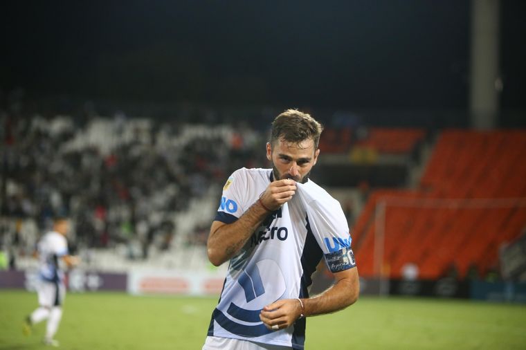 Tonetto se besa el escudo tras su golazo a River Plate.