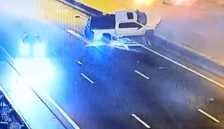 La camioneta quedó sobre la contención de la General Paz Foto: Captura de video