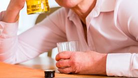 El 1 de agosto algunas tradiciones recomiendan tomar caña con ruda para atraer buena suerte y alejar el mal Foto: Shutterstock El 1 de agosto algunas tradiciones recomiendan tomar caña con ruda para atraer buena suerte y alejar el mal Foto: Shutterstock
