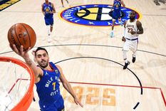 Facu y una bandeja contra los Lakers ante la atenta mirada de LeBron James Foto: Instagram @facucampazzo