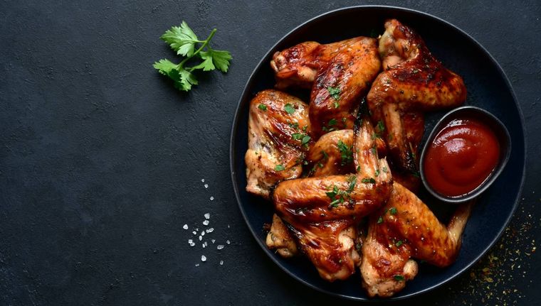 Aprende a preparar unas deliciosas alitas y patitas de pollo crujientes (Shutterstock).