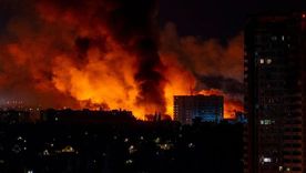 Los ataques con drones desencadenan incendios en zonas residenciales. Los ataques con drones desencadenan incendios en zonas residenciales.