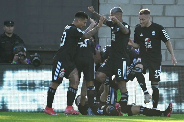 Riestra acumula 23 partidos invicto en el Guillermo Laza y lidera un ranking mundial.