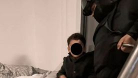El nene se escondió abajo de la cama cuando escucho los disparos.