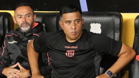 César Farías, DT de Barcelona de Ecuador, en el triunfazo 1-0 ante Boca.&nbsp;