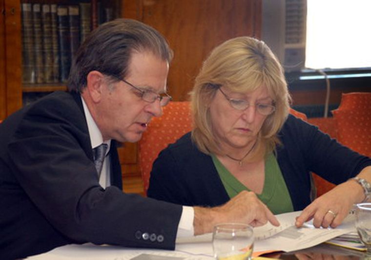 La ministra Silvia Ruggeri en momento en que firma el Pacto Social. Foto: Gerardo Gómez / MDZ