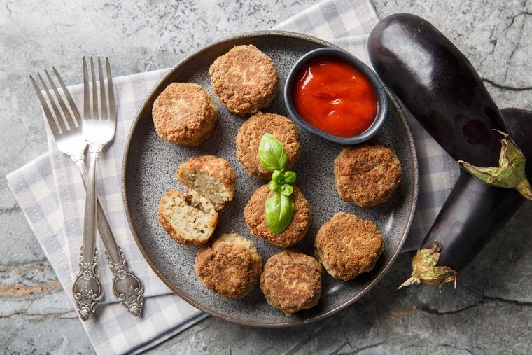 En algunos barrios porteños las llaman “albóndigas de la abuela”, porque se preparan igual que las tradicionales, pero con berenjenas. En algunos barrios porteños las llaman “albóndigas de la abuela”, porque se preparan igual que las tradicionales, pero con berenjenas.