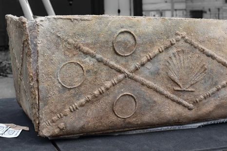 El entierro hallado en el antiguo hospital de Colchester conservó un ataúd de plomo romano y objetos que apuntan a una mujer de alto estatus. El entierro hallado en el antiguo hospital de Colchester conservó un ataúd de plomo romano y objetos que apuntan a una mujer de alto estatus.