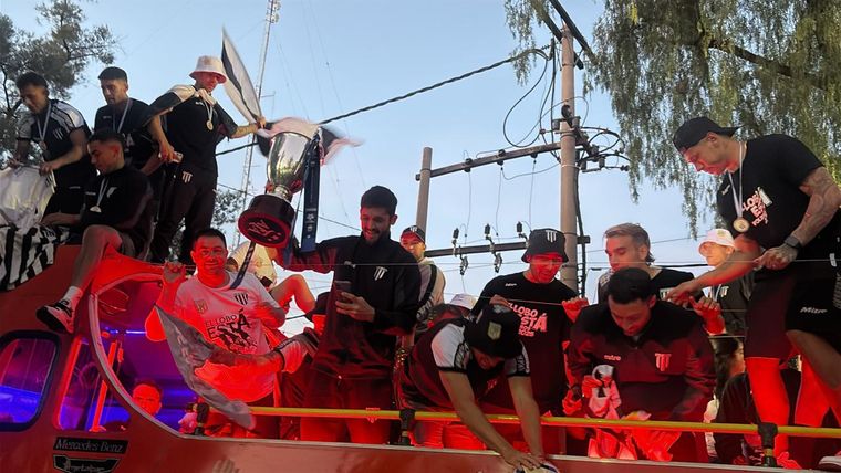 Los jugadores de Gimnasia regresaron al club para celebrar el ascenso.&nbsp;