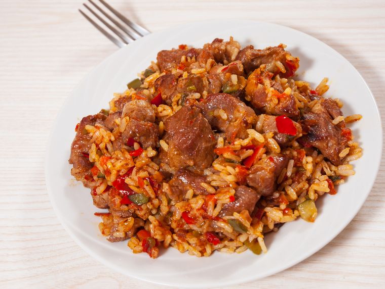 La receta de guiso de arroz con carne nació como una comida popular de fonda, pensada para rendir mucho con pocos ingredientes. La receta de guiso de arroz con carne nació como una comida popular de fonda, pensada para rendir mucho con pocos ingredientes.