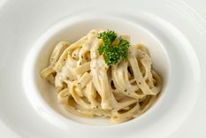Fettucini con salsa alfredo Una receta clásica de la cocina de Italia para hacer en minutos. Foto: Shutterstock