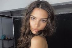 ¡se cubrio solo con una cortina! la valiente foto de emily ratajkowski