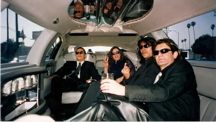 Los Enanitos Verdes rumbo a los Premios Grammy, en California. Un recuerdo de 1998, que el baterista Daniel Piccolo compartió en su cuenta de Facebook. Los Enanitos Verdes rumbo a los Premios Grammy, en California. Un recuerdo de 1998, que el baterista Daniel Piccolo compartió en su cuenta de Facebook.
