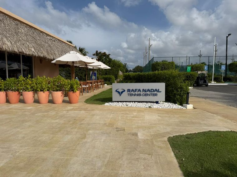 Rafa Nadal Tennis Center tiene canchas de tenis, pádel y pickleball. Rafa Nadal Tennis Center tiene canchas de tenis, pádel y pickleball.