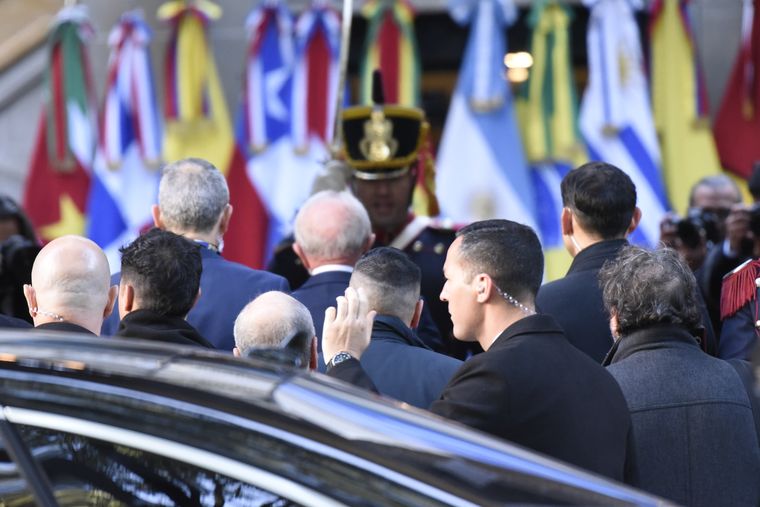 La llegada de Lula da Silva al Palacio San Martín, momentos antes del conflicto con su comitiva que provocó el retraso en el encuentro con Javier Milei. La llegada de Lula da Silva al Palacio San Martín, momentos antes del conflicto con su comitiva que provocó el retraso en el encuentro con Javier Milei.