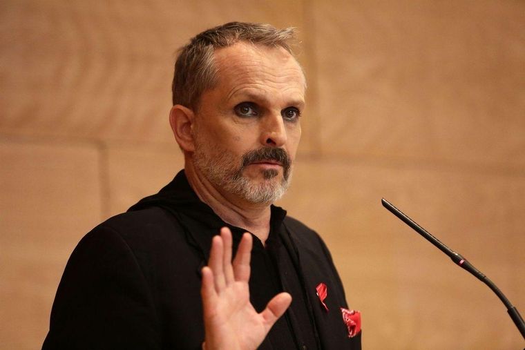 Miguel Bosé y su expareja, Nacho Palau, viajaron junto con sus hijos a Mallorca, España, para pasar unos días de vacaciones.
