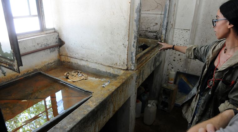 Ácido nítrico Espacios reducidos para manipular materiales tóxicos. Otro de los problemas que presenta el edificio. Foto: Luis Alberto Reynoso